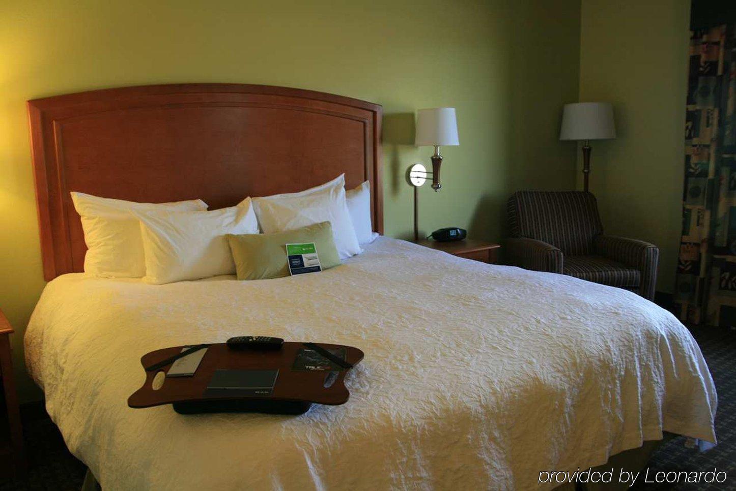 Hampton Inn Macomb Room photo
