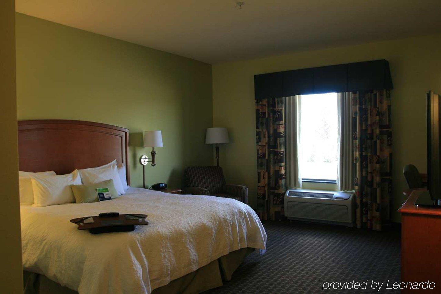 Hampton Inn Macomb Room photo