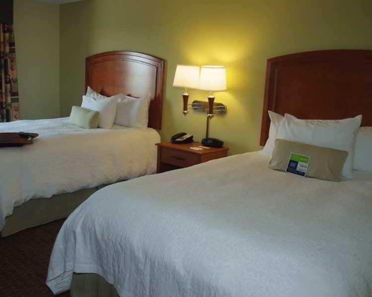 Hampton Inn Macomb Room photo